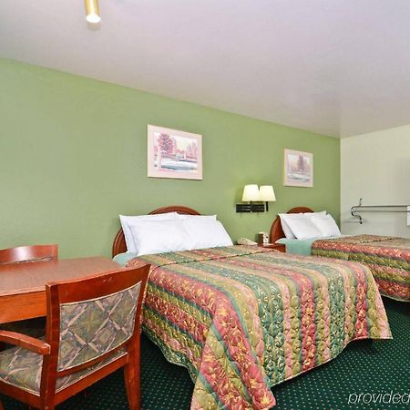 Pine Point Inn & Suites Smithville Bagian luar foto
