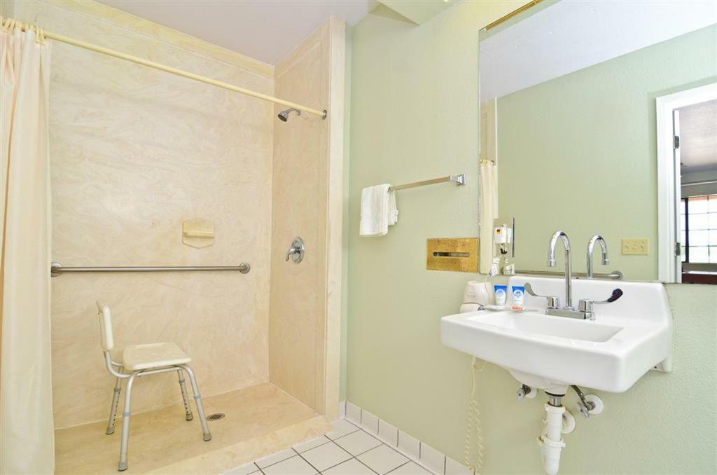 Pine Point Inn & Suites Smithville Bagian luar foto