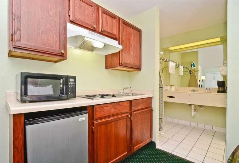 Pine Point Inn & Suites Smithville Bagian luar foto