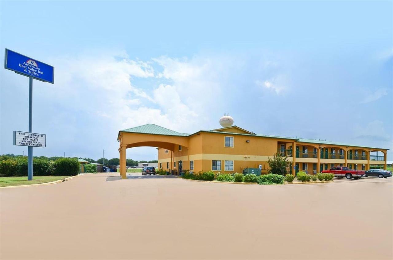 Pine Point Inn & Suites Smithville Bagian luar foto