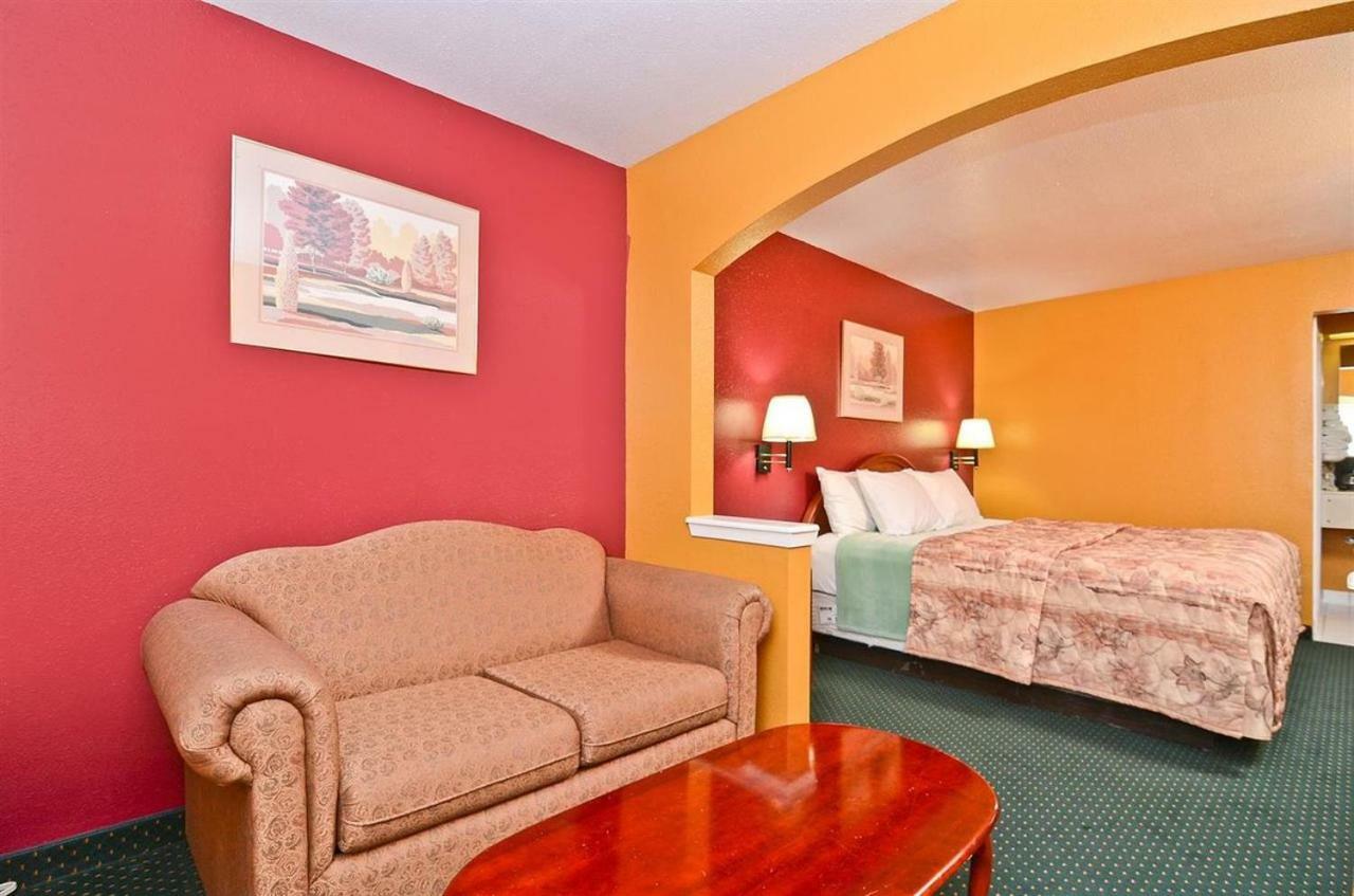 Pine Point Inn & Suites Smithville Bagian luar foto
