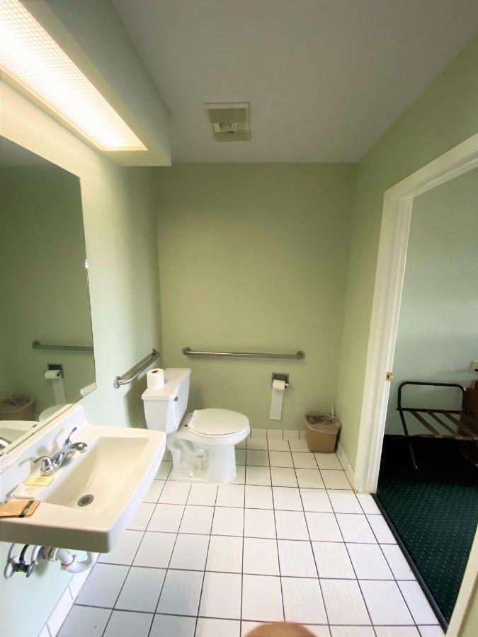Pine Point Inn & Suites Smithville Bagian luar foto