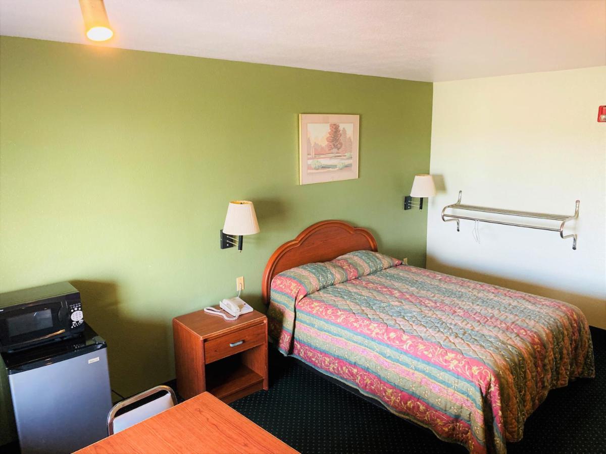 Pine Point Inn & Suites Smithville Bagian luar foto
