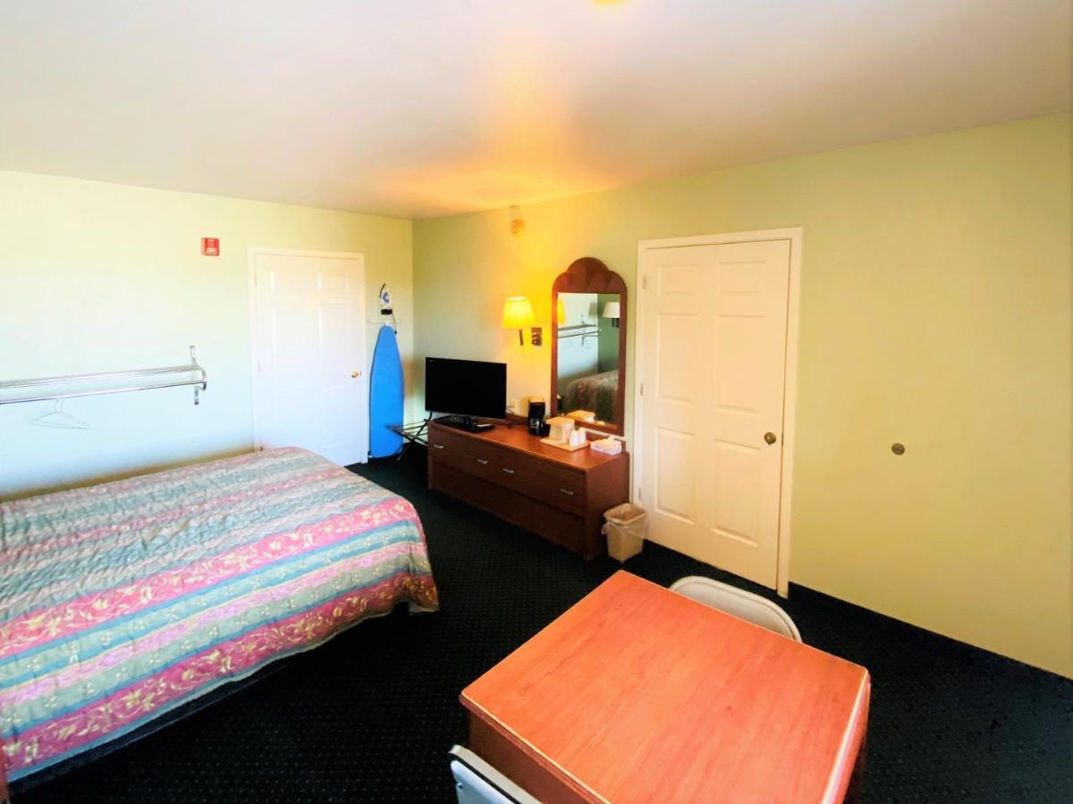 Pine Point Inn & Suites Smithville Bagian luar foto