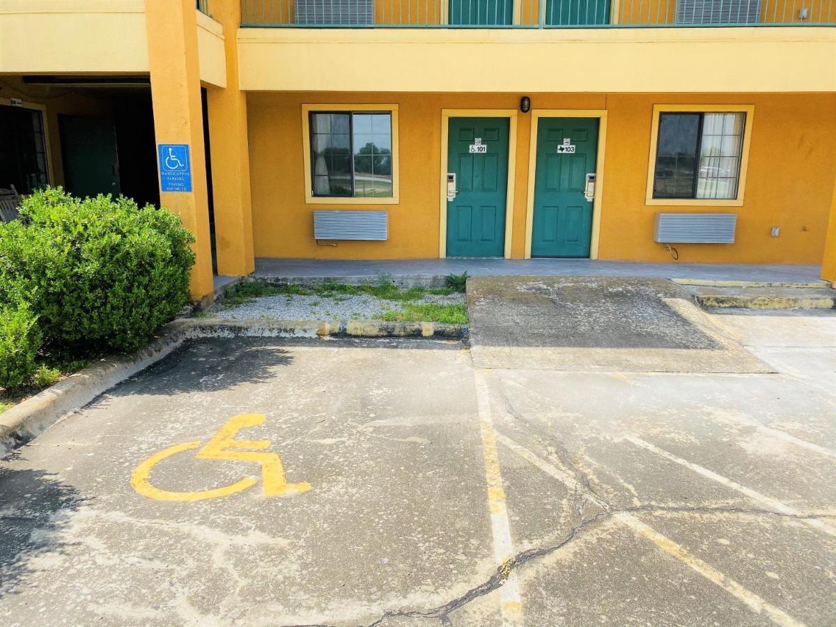 Pine Point Inn & Suites Smithville Bagian luar foto