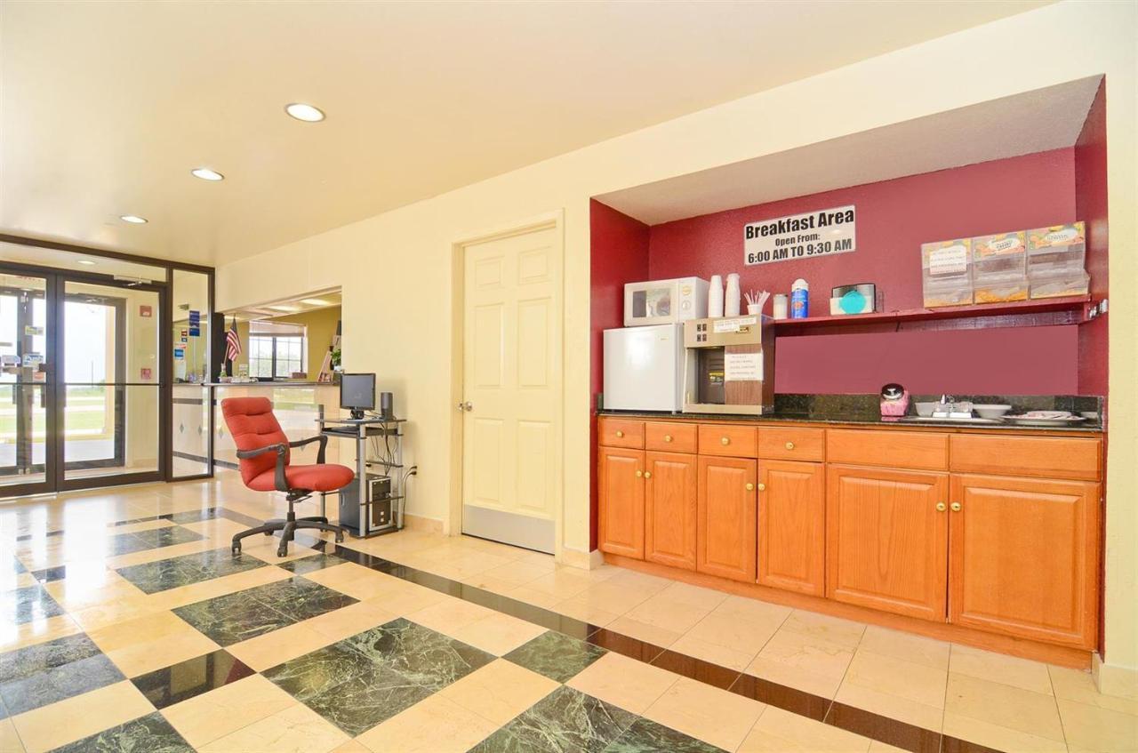 Pine Point Inn & Suites Smithville Bagian luar foto