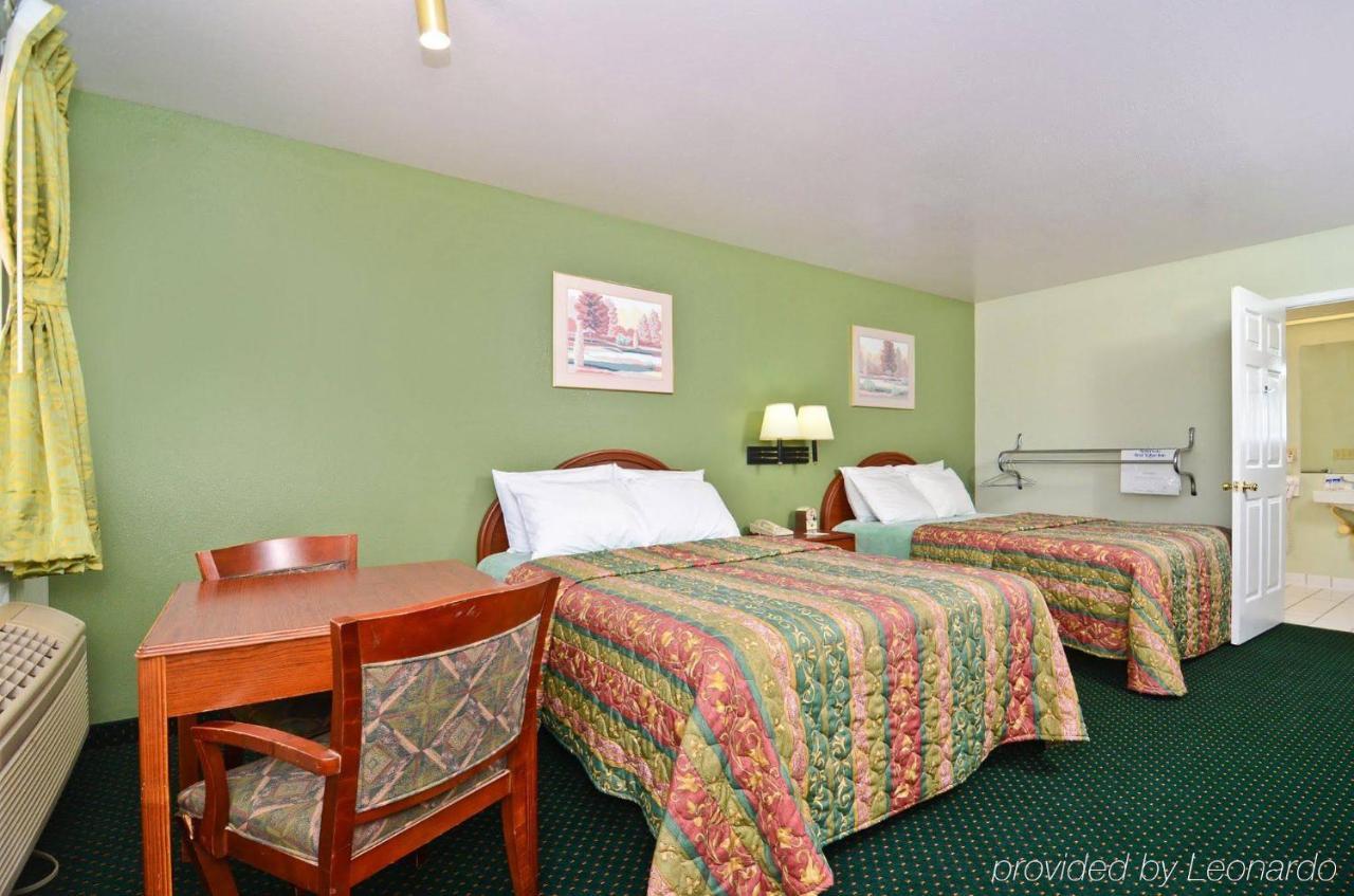 Pine Point Inn & Suites Smithville Bagian luar foto
